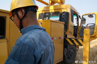 開展帶電作業(yè)??保障居民正常用電 開展帶電作業(yè)??保障居民正常用電