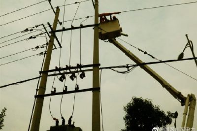 高溫下400千伏安變壓器帶電搭火 保障抗旱可靠用電 高溫下400千伏安變壓器帶電搭火 保障抗旱可靠用電