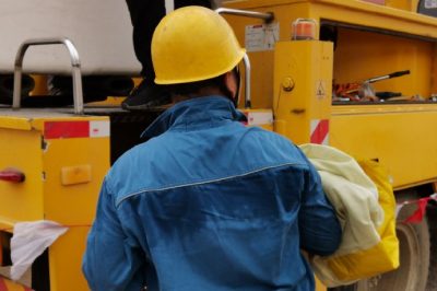 國網(wǎng)萊陽市供電公司帶電作業(yè)實施帶電斷接引線，保障客戶夏季可靠用電