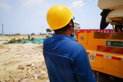 桑拿天帶電作業(yè)，消除安全隱患，持續(xù)供電保安全