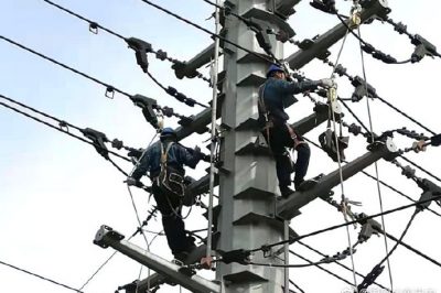 揮汗架線(xiàn)不言熱 千家萬(wàn)戶(hù)送清涼