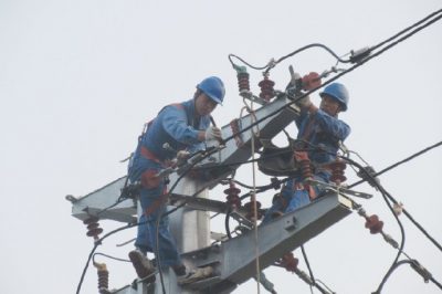 10千伏線路遷改，新立鋼管塔2基，架設(shè)絕緣導(dǎo)線300米，敷設(shè)過(guò)路高壓電纜160米