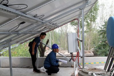 電力小哥們定期對(duì)光伏用戶(hù)上門(mén)走訪，保障光伏發(fā)電設(shè)備使用安全