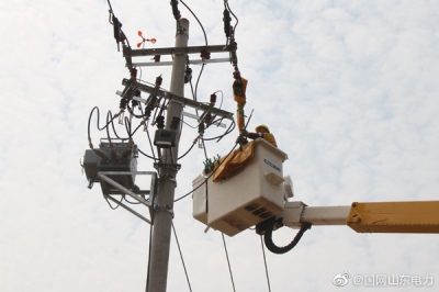 溫店鎮(zhèn)10千伏油棉線17號-1桿上進(jìn)行帶電安裝作業(yè) 溫店鎮(zhèn)10千伏油棉線17號-1桿上進(jìn)行帶電安裝作業(yè)