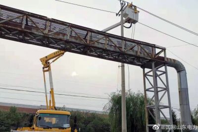 帶電搶修10千伏興泰線恒達(dá)支線2號桿隔離刀閘放電 帶電搶修10千伏興泰線恒達(dá)支線2號桿隔離刀閘放電