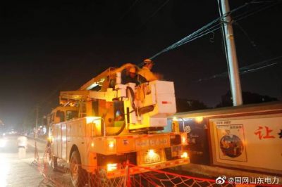 10千伏王石線開展檢修作業(yè)，新上400千伏安箱變一臺