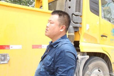 陽信縣供電公司10千伏學(xué)區(qū)線#26桿上進(jìn)行帶電消缺作業(yè) 陽信縣供電公司10千伏學(xué)區(qū)線#26桿上進(jìn)行帶電消缺作業(yè)