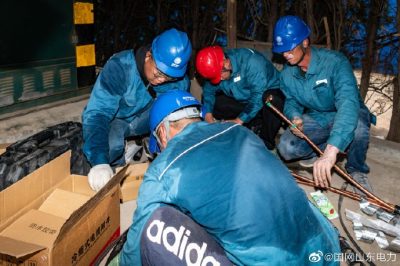 10千伏長(zhǎng)園1線開展電纜敷設(shè)作業(yè)，制作電纜中間頭