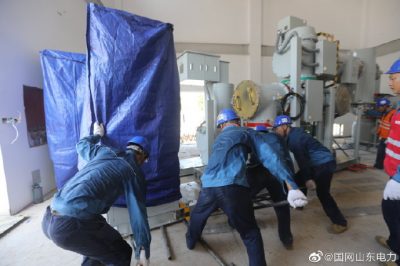 武城縣供電公司冒高溫安裝新設(shè)備完成變電站升級改造工作 武城縣供電公司冒高溫安裝新設(shè)備完成變電站升級改造工作