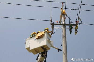 10千伏餐具線78號和79號桿之間新立15米線桿1基，并進(jìn)行帶電接火作業(yè)
