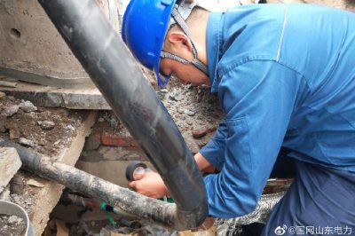 東營(yíng)區(qū)供電公司運(yùn)維人員冒高溫?fù)屝?0千伏青海東線電纜 東營(yíng)區(qū)供電公司運(yùn)維人員冒高溫?fù)屝?0千伏青海東線電纜