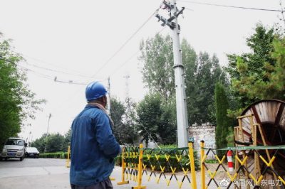 桓臺縣供電公司新立電桿27基、架設(shè)線路1.3公里、敷設(shè)電纜200余米