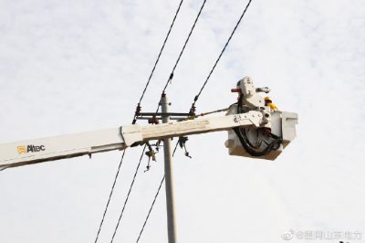 平原縣供電公司在10千伏劉云線32號(hào)桿進(jìn)行帶電作業(yè) 平原縣供電公司在10千伏劉云線32號(hào)桿進(jìn)行帶電作業(yè)