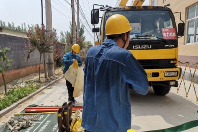 10千伏八里莊線5號(hào)桿進(jìn)行帶電消缺作業(yè) 10千伏八里莊線5號(hào)桿進(jìn)行帶電消缺作業(yè)