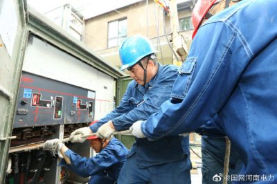 焦作供電公司對(duì)焦作市政二街FX-02分線箱進(jìn)行不停電更換工作 焦作供電公司對(duì)焦作市政二街FX-02分線箱進(jìn)行不停電更換工作