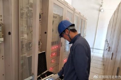 持續(xù)高溫雷雨天，傾盆暴雨嘩嘩下，供電職工檢修忙