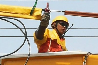 溫度飆升艷陽照  身著厚甲空中烤  帶電作業(yè)急排障  用電可靠反響好 溫度飆升艷陽照  身著厚甲空中烤  帶電作業(yè)急排障  用電可靠反響好