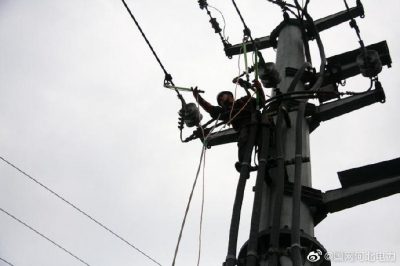 高溫下架設(shè)線路，確保客戶及時用電