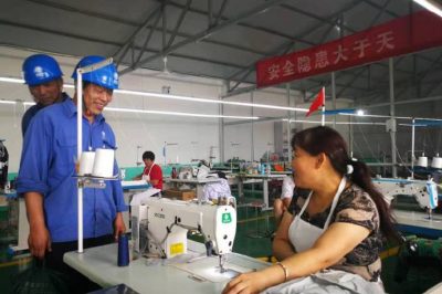 國網(wǎng)行唐縣供電公司城關(guān)供電所人員：上門了解需求，真心服務(wù)企業(yè)