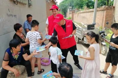 深入轄區(qū)村莊，向留守老人、兒童講解暑期安全用電常識，增強他們的安全用電意識