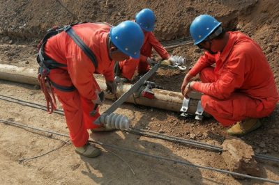 10千伏線路進(jìn)行更換電桿，強(qiáng)化電網(wǎng)承載能力