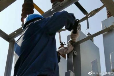 磁縣供電公司員工在35千伏辛莊營變電站更換電容器 磁縣供電公司員工在35千伏辛莊營變電站更換電容器