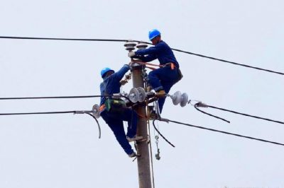 壽縣供電公司冒風搶修大風刮斷村民線路