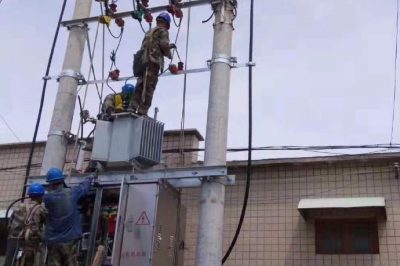 電力公司施工人員冒高溫現(xiàn)場安裝配變設(shè)備 電力公司施工人員冒高溫現(xiàn)場安裝配變設(shè)備