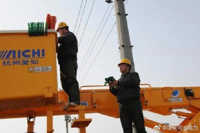 國(guó)網(wǎng)衡水市桃城區(qū)供電公司采用帶電作業(yè)方式減少停電次數(shù)和時(shí)間 國(guó)網(wǎng)衡水市桃城區(qū)供電公司采用帶電作業(yè)方式減少停電次數(shù)和時(shí)間
