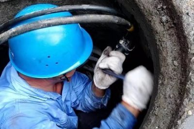 行唐縣供電公司冒高溫在電纜溝內(nèi)檢修電纜消除故障 行唐縣供電公司冒高溫在電纜溝內(nèi)檢修電纜消除故障