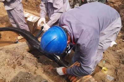 定州市供電公司在10千伏520線路電纜故障搶修現(xiàn)場埋頭苦干 定州市供電公司在10千伏520線路電纜故障搶修現(xiàn)場埋頭苦干
