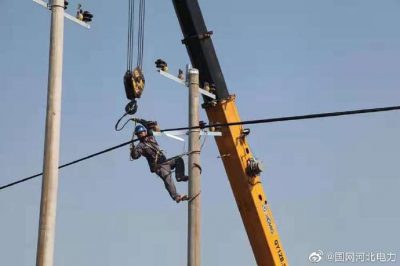 鹿泉區(qū)供電公司正緊張地進(jìn)行10千伏線(xiàn)路改造