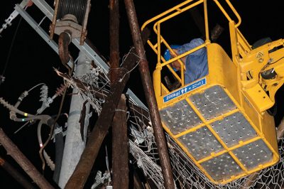 威縣供電公司迅速連夜搶修遭重創(chuàng)的電網(wǎng)桿塔線路 威縣供電公司迅速連夜搶修遭重創(chuàng)的電網(wǎng)桿塔線路