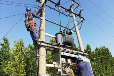 保定市清苑區(qū)供電公司冒高溫開(kāi)展搶修作業(yè) 保定市清苑區(qū)供電公司冒高溫開(kāi)展搶修作業(yè)