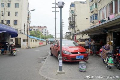 “假”電桿漏電 “真”供電排險–修復漏電路燈 “假”電桿漏電 “真”供電排險–修復漏電路燈