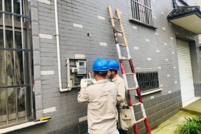 尚湖供電所對(duì)冶塘和平18號(hào)、華都2號(hào)配變等臺(tái)區(qū)開關(guān)箱、接戶線、用戶表箱進(jìn)行巡檢