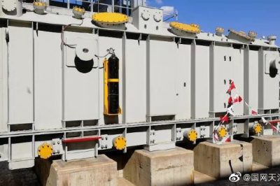 薊縣玉潤(rùn)和盤(pán)山220kV變電站工程主變壓器順利上臺(tái)就位