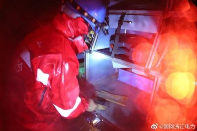 國網(wǎng)泰順縣供電公司冒著大雨進行故障處理