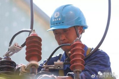 桐廬縣供電公司在桐廬鳳川街道西莊自然村頂著烈日增容改造公變 桐廬縣供電公司在桐廬鳳川街道西莊自然村頂著烈日增容改造公變