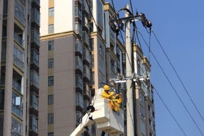 吉安供電公司在泰和縣10千伏922大道二線01號(hào)桿帶電T接 吉安供電公司在泰和縣10千伏922大道二線01號(hào)桿帶電T接