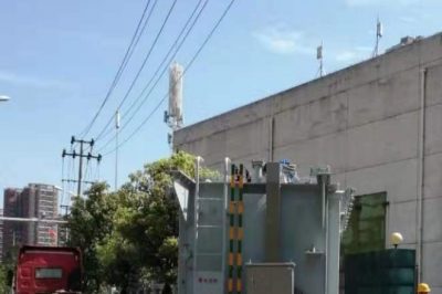 抓緊進行110千伏1號主變擴建工程設備安裝及就位工作 抓緊進行110千伏1號主變擴建工程設備安裝及就位工作