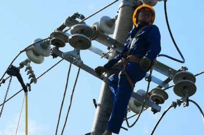 高溫天用電  請(qǐng)您多一些理解  電網(wǎng)工人真的在拼命 高溫天用電  請(qǐng)您多一些理解  電網(wǎng)工人真的在拼命