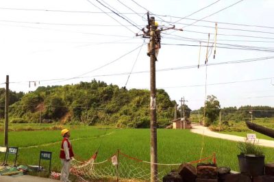 茶陵供電公司在400伏I回主線03-1號桿調(diào)整低壓線路弧垂 茶陵供電公司在400伏I回主線03-1號桿調(diào)整低壓線路弧垂