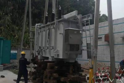 新寧公司變電檢修班采用人工搬運方式將擴建的2號主變安裝就位 新寧公司變電檢修班采用人工搬運方式將擴建的2號主變安裝就位