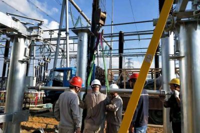 220千伏赧水變開(kāi)展220千伏隔離開(kāi)關(guān)安裝工作 220千伏赧水變開(kāi)展220千伏隔離開(kāi)關(guān)安裝工作