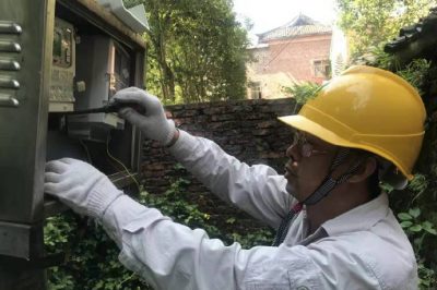 茶陵供電公司在10千伏304線2號公變更換集中器 茶陵供電公司在10千伏304線2號公變更換集中器