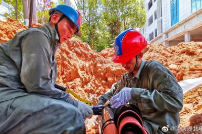 搶修被挖機(jī)挖斷的10kV界水嶺線文星支線電纜 搶修被挖機(jī)挖斷的10kV界水嶺線文星支線電纜