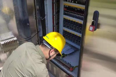 湖北直流運(yùn)檢公司±420kV宜昌換流站仔細(xì)排查全站端子箱密封圈 湖北直流運(yùn)檢公司±420kV宜昌換流站仔細(xì)排查全站端子箱密封圈