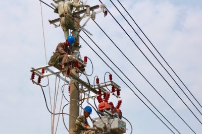 10千伏胄山線26號桿安裝配網(wǎng)自動化開關(guān)