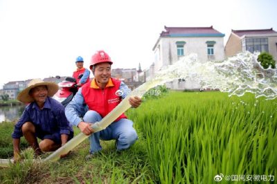 村民抗旱排灌采用電瓶車+直流水泵灌溉農(nóng)田 村民抗旱排灌采用電瓶車+直流水泵灌溉農(nóng)田